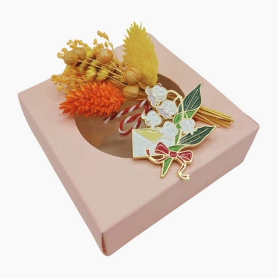 Mărțișor Gift Box cu buchet de flori uscate și broșă metalică