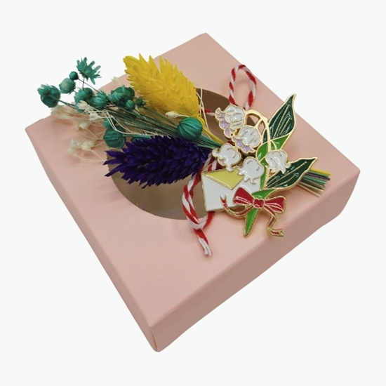 Mărțișor Gift Box cu buchet de flori uscate și broșă metalică